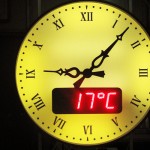 Отслеживайте температуру окружающего воздуха с помощью наших часов с термометром.